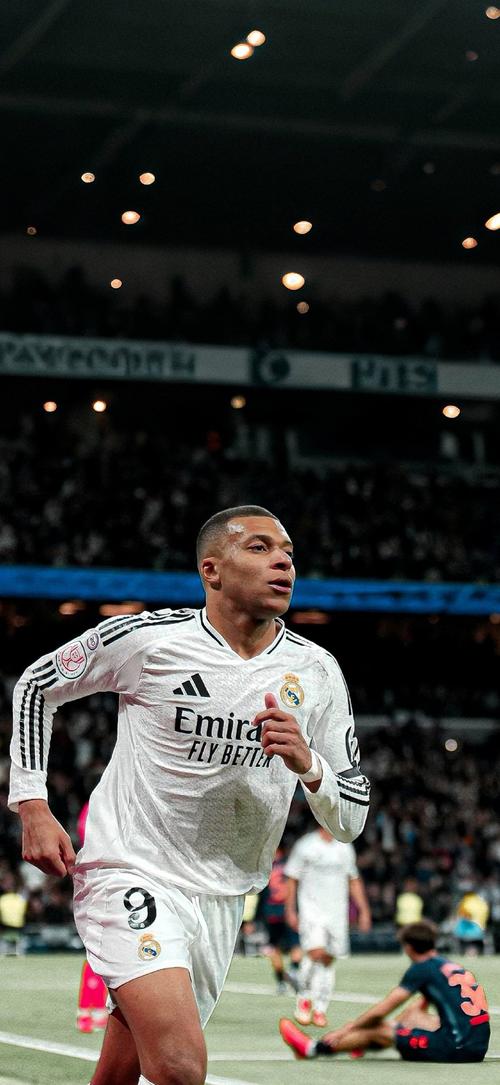 13岁零343天，阿森纳小将成为青年欧冠历史上最年轻出场球员