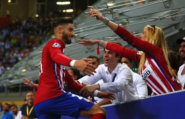 RMC：巴黎大巴被毕包球迷石块袭击，所幸并无人员受伤